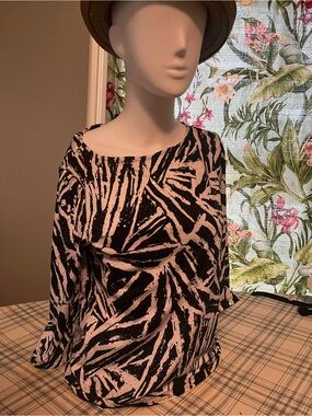 Women’s Black and White Abstract Print Boatneck top Tribal size S